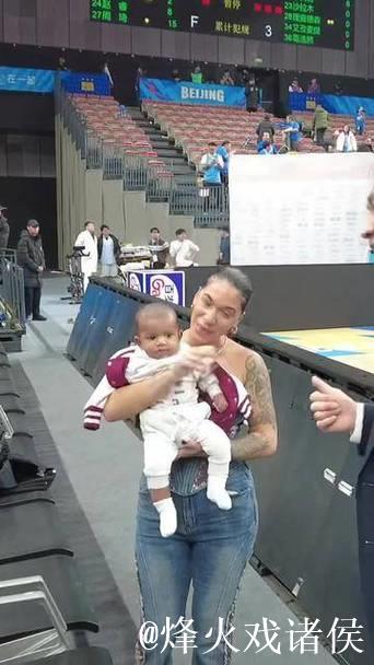 许利民赛后逗起杰曼小宝宝，同时与马帝昂家人进行互动